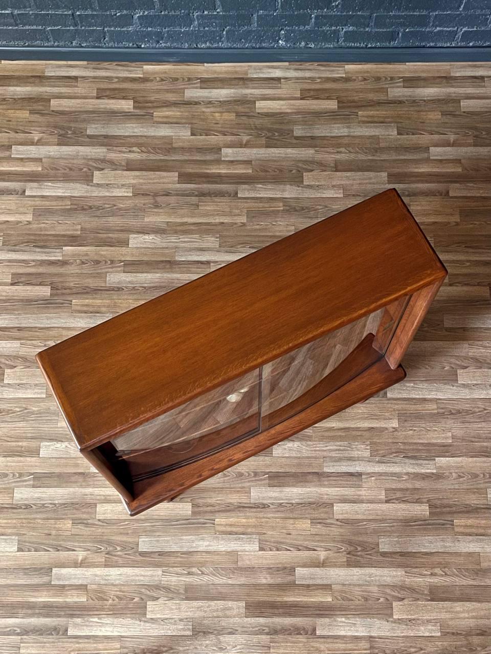 Appena rifinita - Libreria Credenza ad arco moderna del Mid-Century In condizioni ottime in vendita a Los Angeles, CA