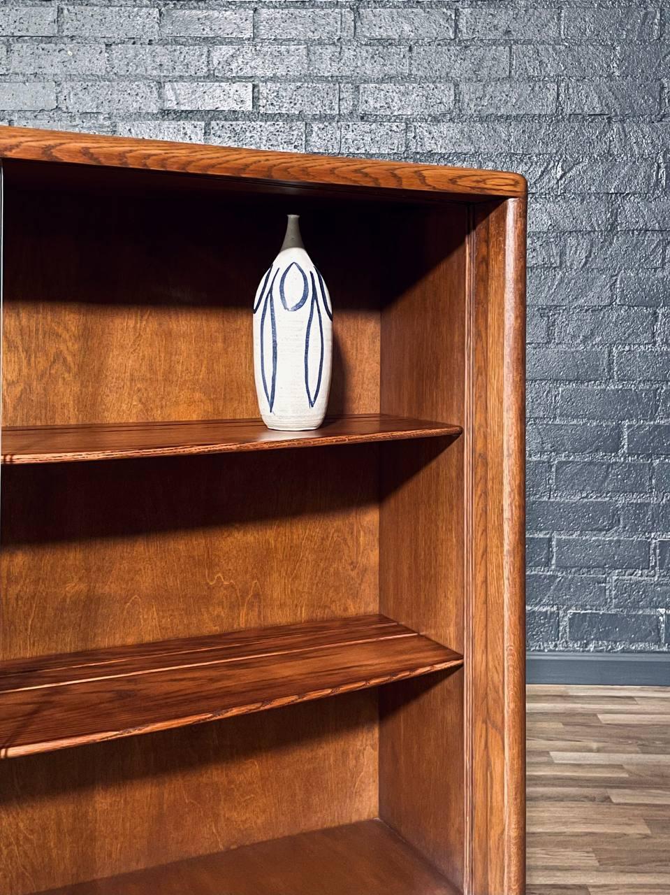 Vetro Appena rifinita - Libreria Credenza ad arco moderna del Mid-Century in vendita