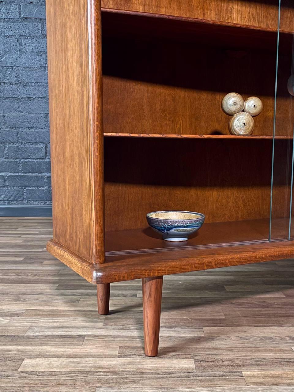 Appena rifinita - Libreria Credenza ad arco moderna del Mid-Century in vendita 2