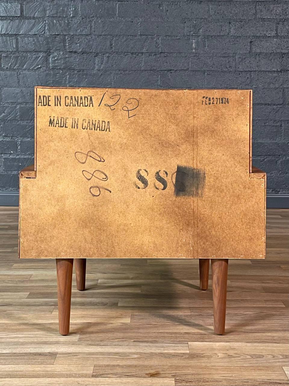 Nouvellement repeinte - Table de nuit en noyer Brutalist Mid-Century Modern en vente 4