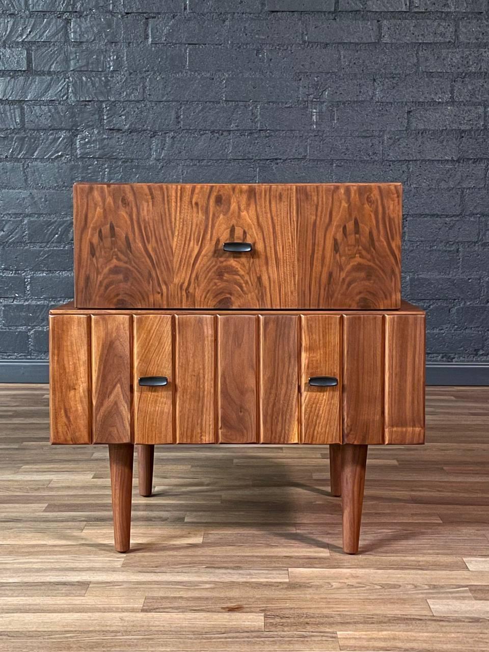 Condit : Refini par un expert
Avec plus de 15 ans d'expérience, notre atelier a suivi un processus de restauration minutieux, mettant en valeur notre passion et notre créativité pour les designs vintage qui peuvent s'intégrer de manière transparente