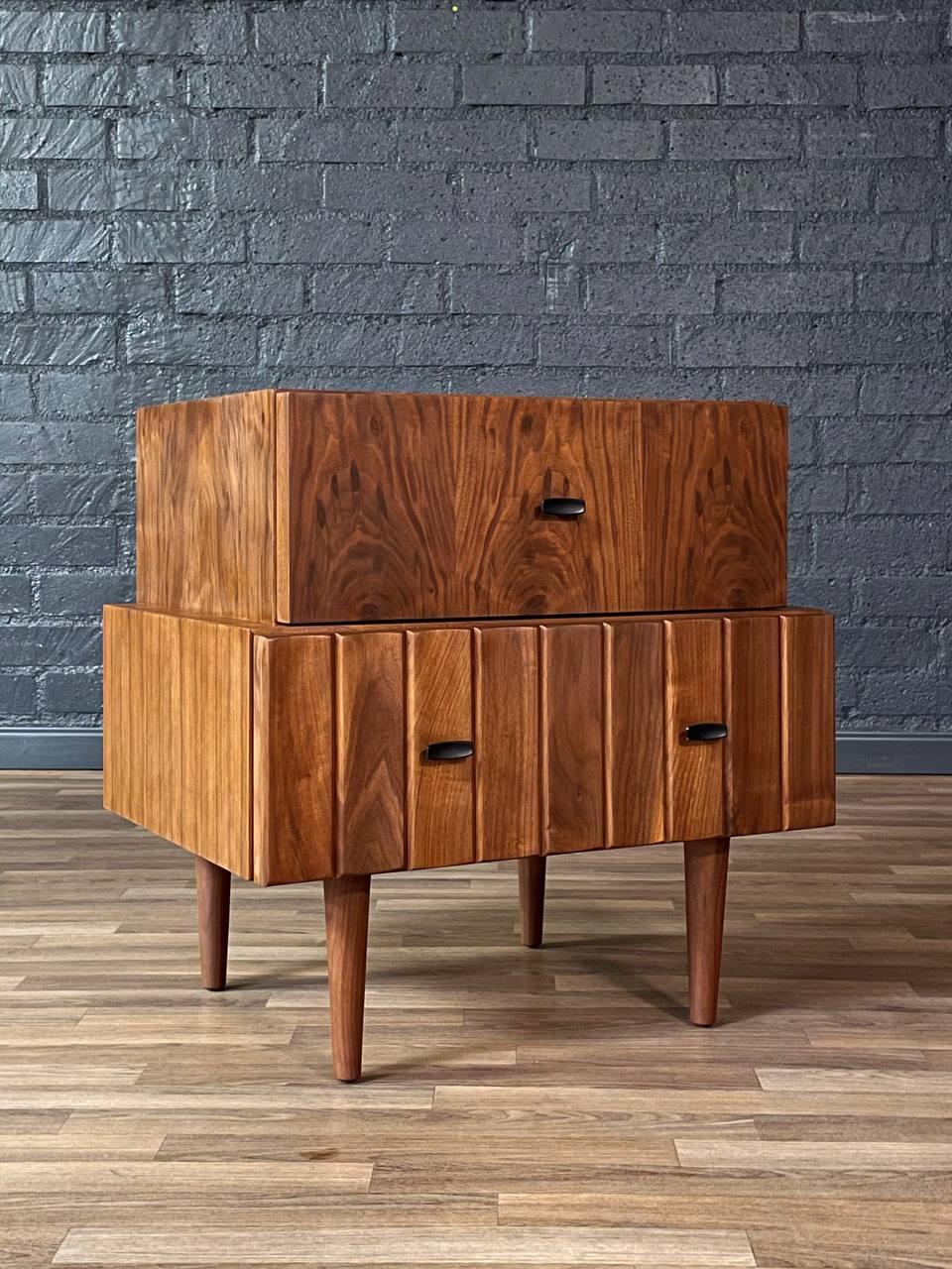 Américain Nouvellement repeinte - Table de nuit en noyer Brutalist Mid-Century Modern en vente