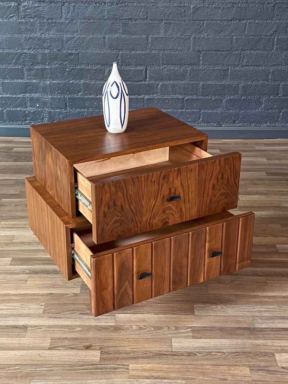 Nouvellement repeinte - Table de nuit en noyer Brutalist Mid-Century Modern Excellent état - En vente à Los Angeles, CA