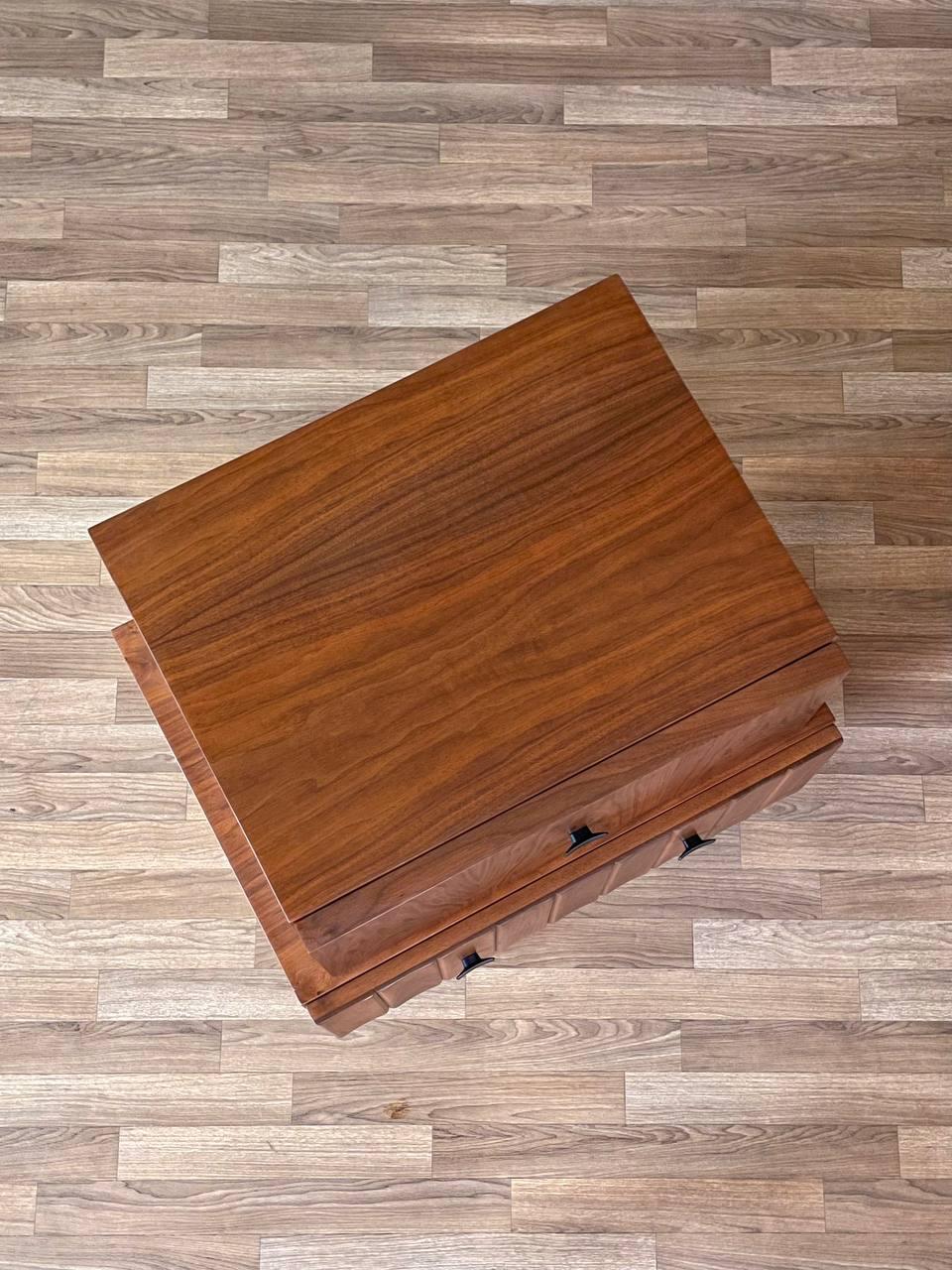 Fin du 20e siècle Nouvellement repeinte - Table de nuit en noyer Brutalist Mid-Century Modern en vente