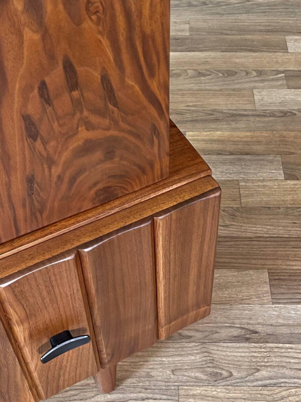 Métal Nouvellement repeinte - Table de nuit en noyer Brutalist Mid-Century Modern en vente