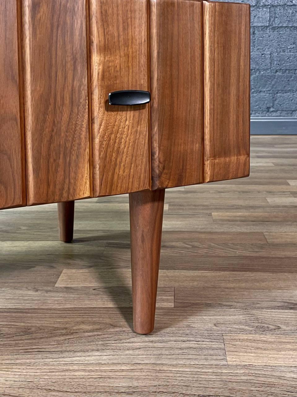 Nouvellement repeinte - Table de nuit en noyer Brutalist Mid-Century Modern en vente 1