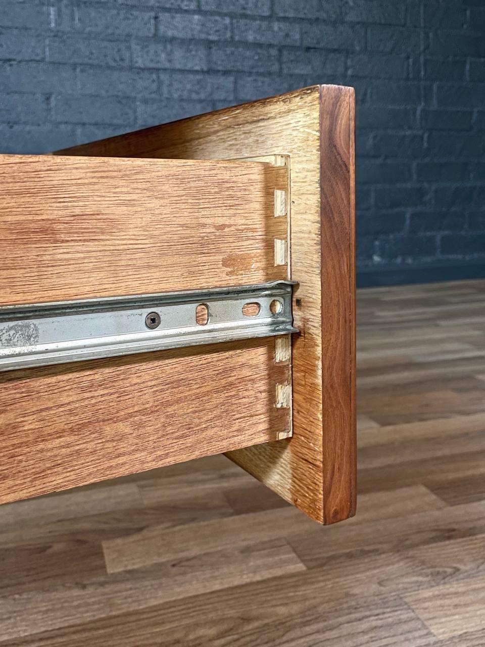 Nouvellement repeinte - Table de nuit en noyer Brutalist Mid-Century Modern en vente 3