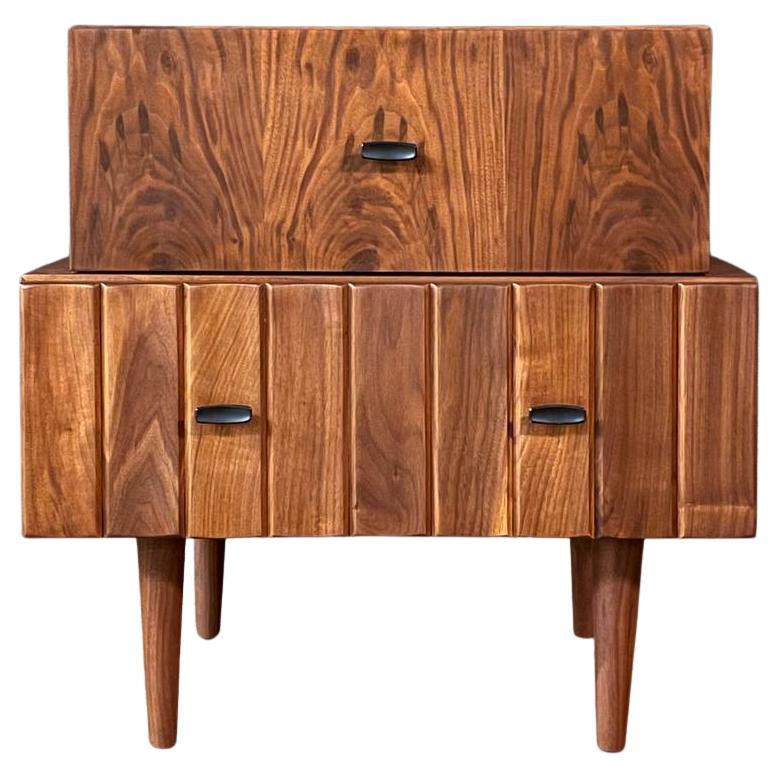 Nouvellement repeinte - Table de nuit en noyer Brutalist Mid-Century Modern en vente