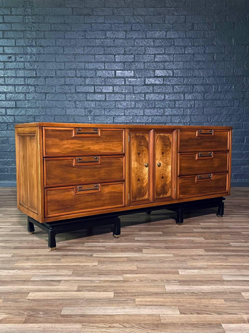 Neu lackiert - Moderne Chinoiserie-Kommode aus der Jahrhundertmitte (Moderne der Mitte des Jahrhunderts) im Angebot