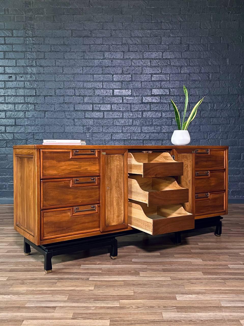 Neu lackiert - Moderne Chinoiserie-Kommode aus der Jahrhundertmitte (amerikanisch) im Angebot