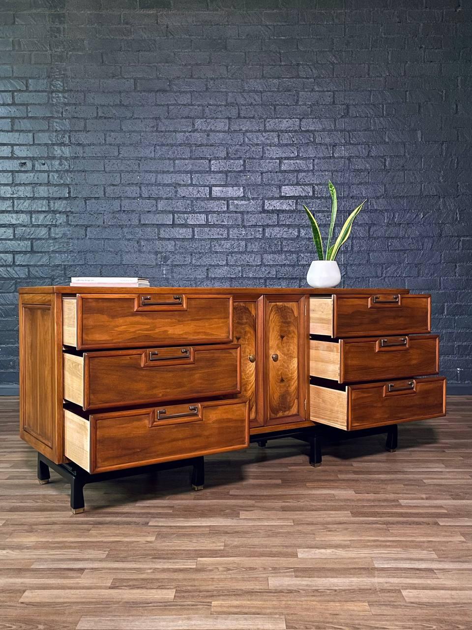 Neu lackiert - Moderne Chinoiserie-Kommode aus der Jahrhundertmitte im Zustand „Hervorragend“ im Angebot in Los Angeles, CA