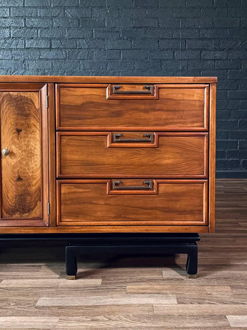 Neu lackiert - Moderne Chinoiserie-Kommode aus der Jahrhundertmitte (Messing) im Angebot