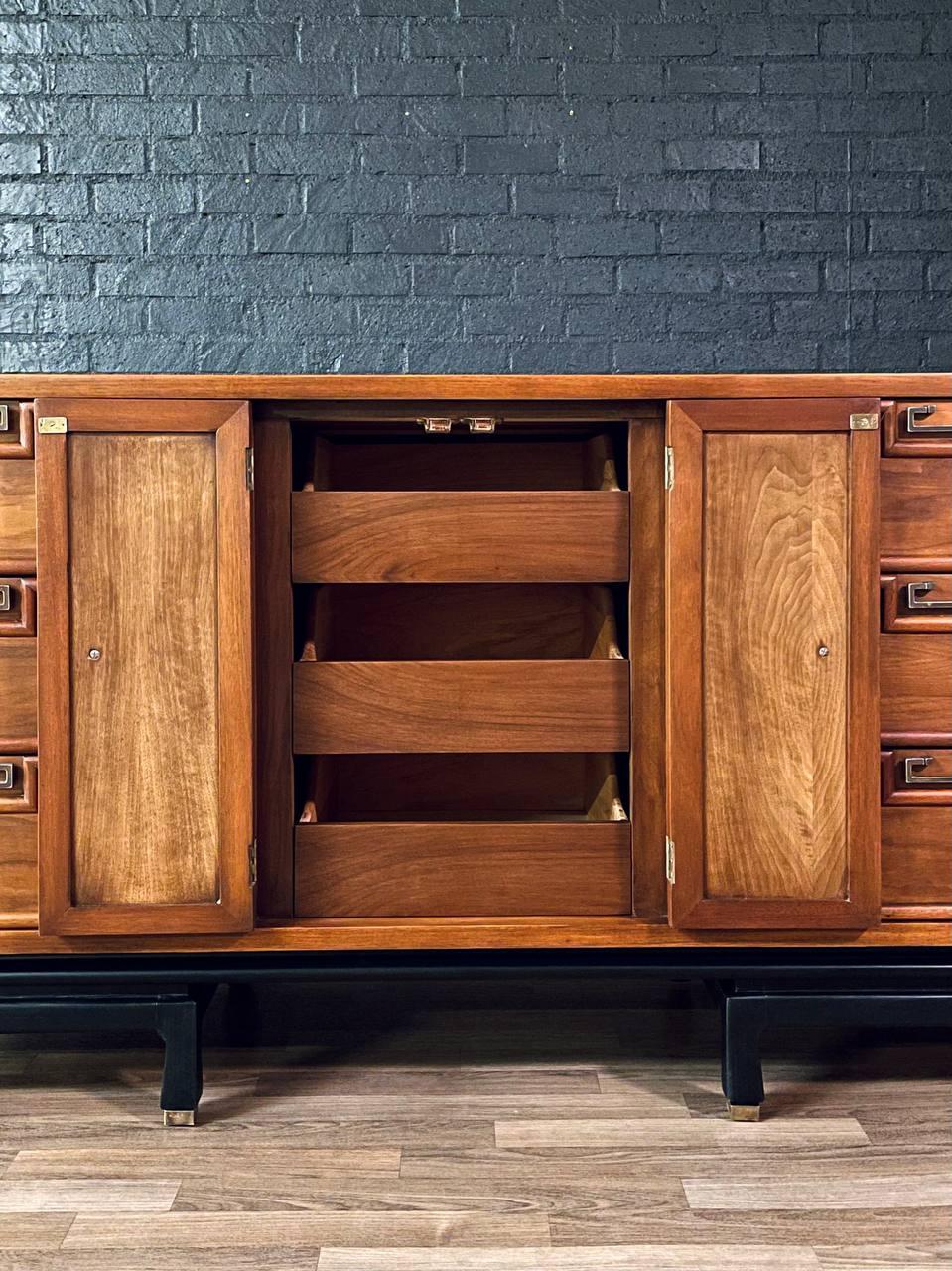 Neu lackiert - Moderne Chinoiserie-Kommode aus der Jahrhundertmitte im Angebot 1