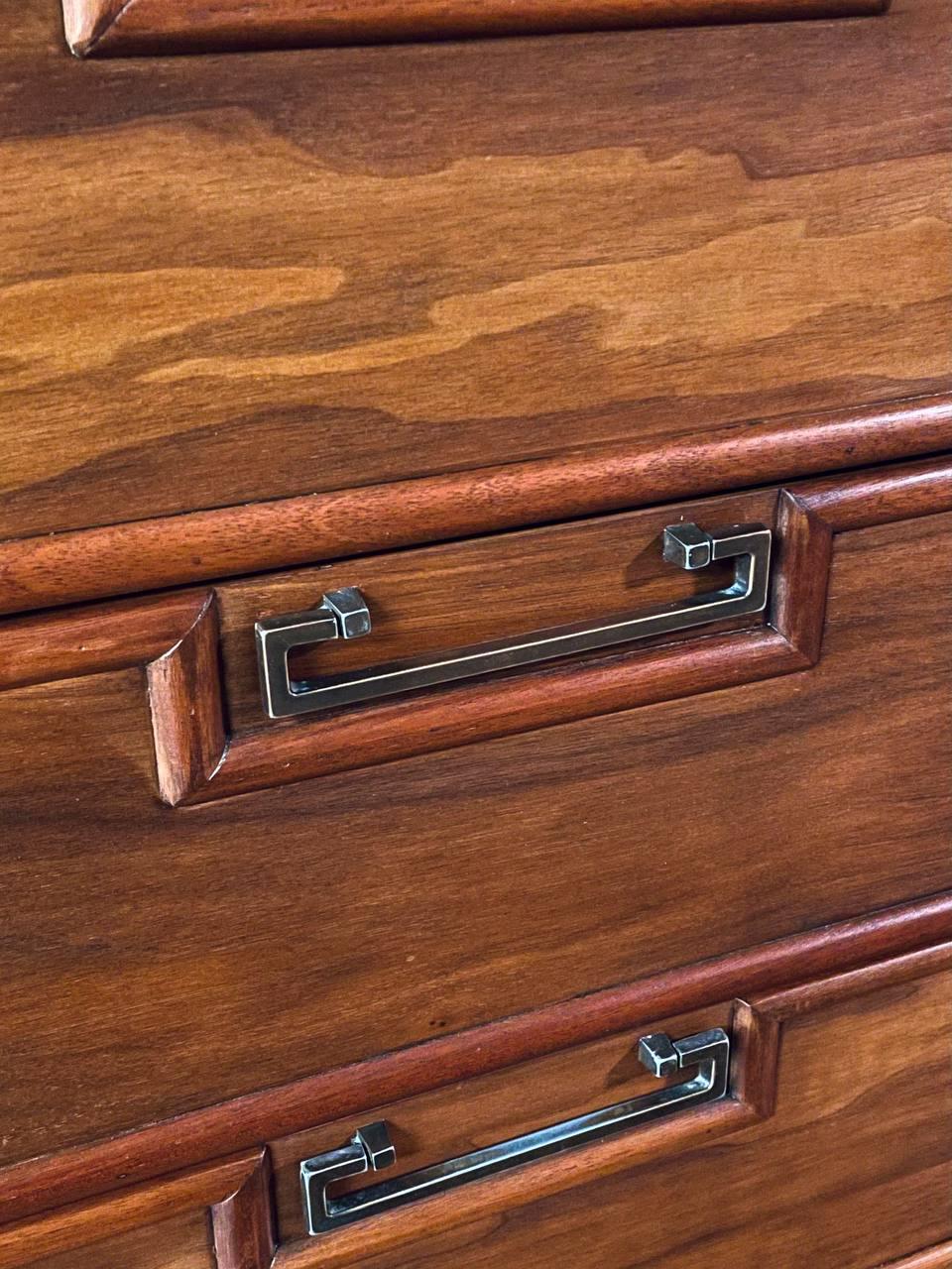 Neu lackiert - Moderne Chinoiserie-Kommode aus der Jahrhundertmitte im Angebot 2