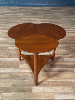 Table d'appoint à feuilles de trèfle avec étagère à revues, récemment revernie - Mid-Century Modern