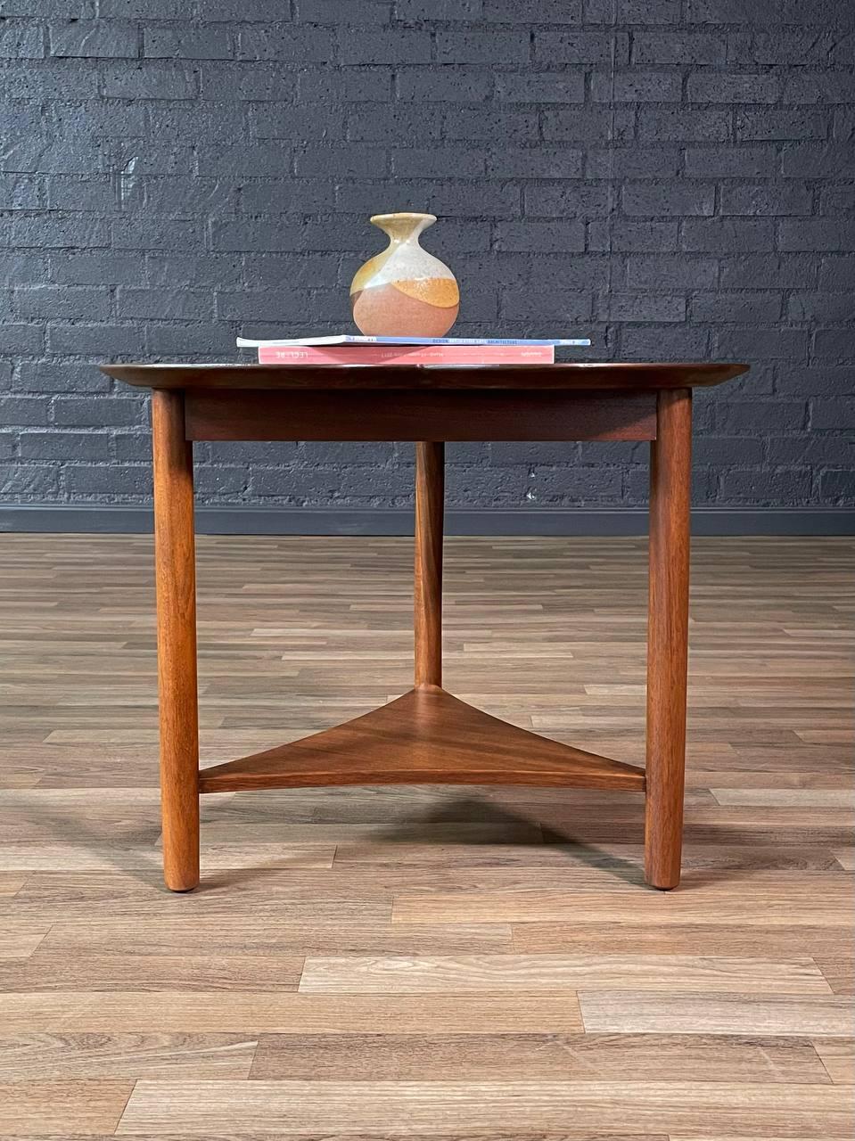 Neu lackiert - Mid-Century Modern Clover Leaf Beistelltisch mit Magazinablage (Walnuss) im Angebot
