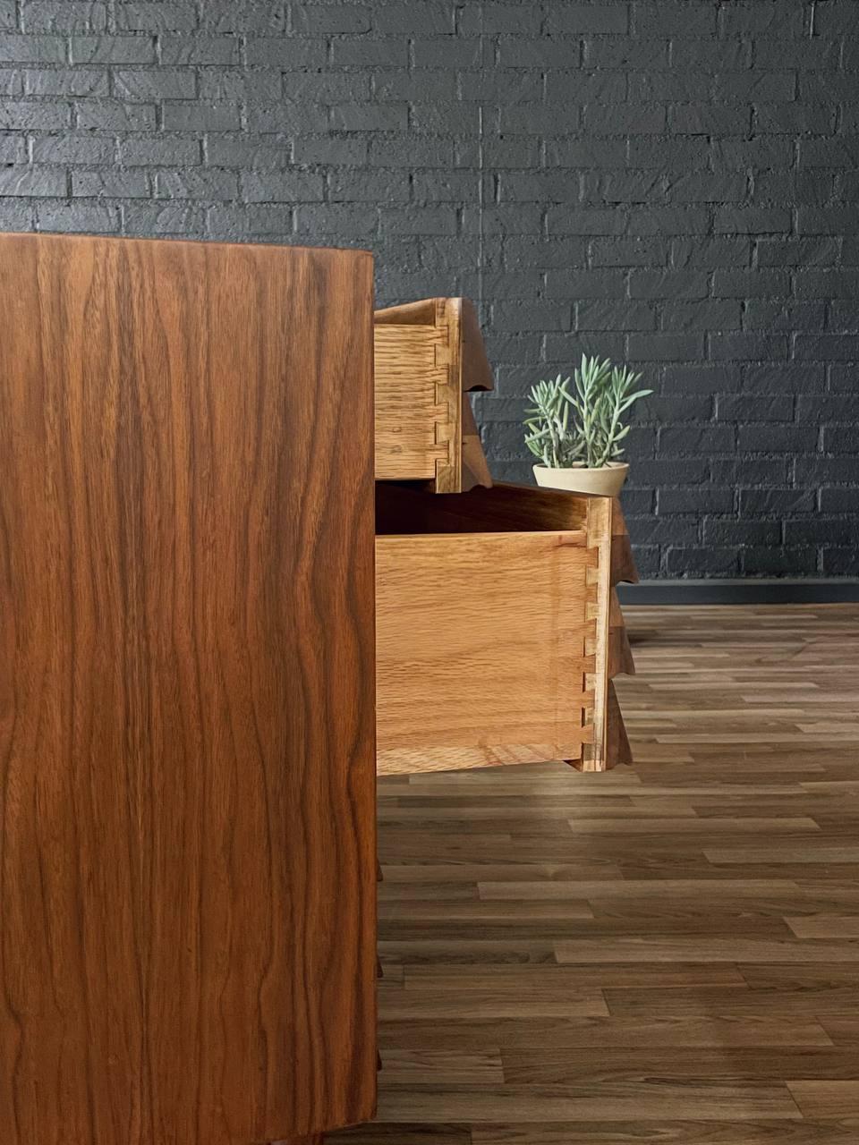 Crédence Mid-Century Modern de Merton Gershun récemment restaurée en vente 4