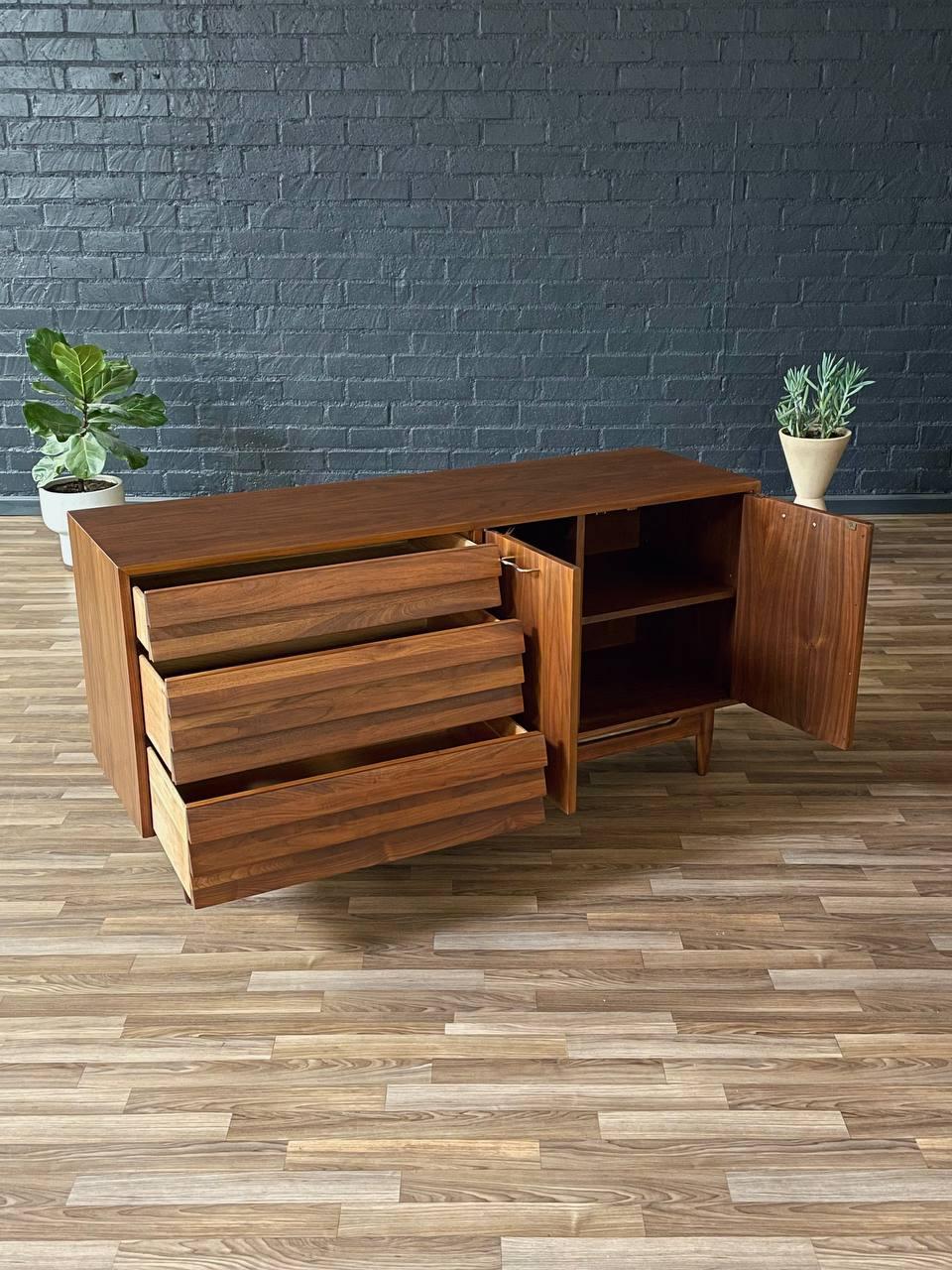 Américain Crédence Mid-Century Modern de Merton Gershun récemment restaurée en vente