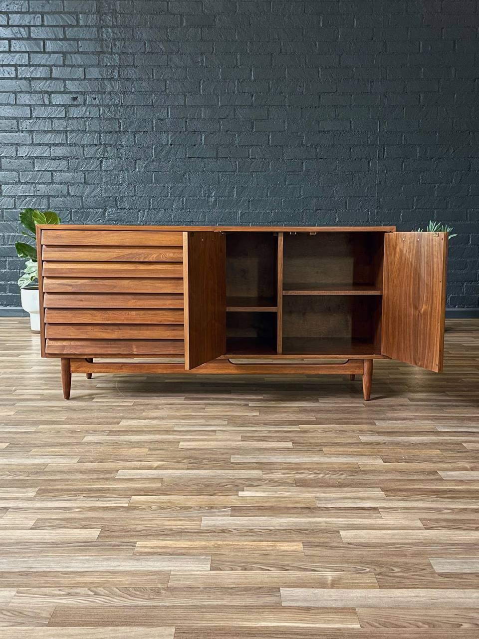Milieu du XXe siècle Crédence Mid-Century Modern de Merton Gershun récemment restaurée en vente
