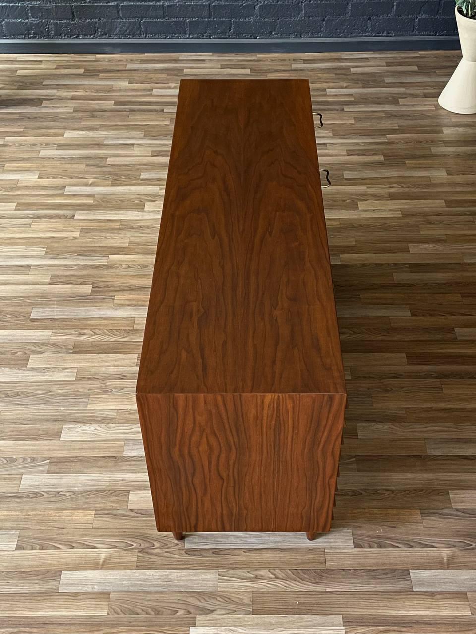 Laiton Crédence Mid-Century Modern de Merton Gershun récemment restaurée en vente