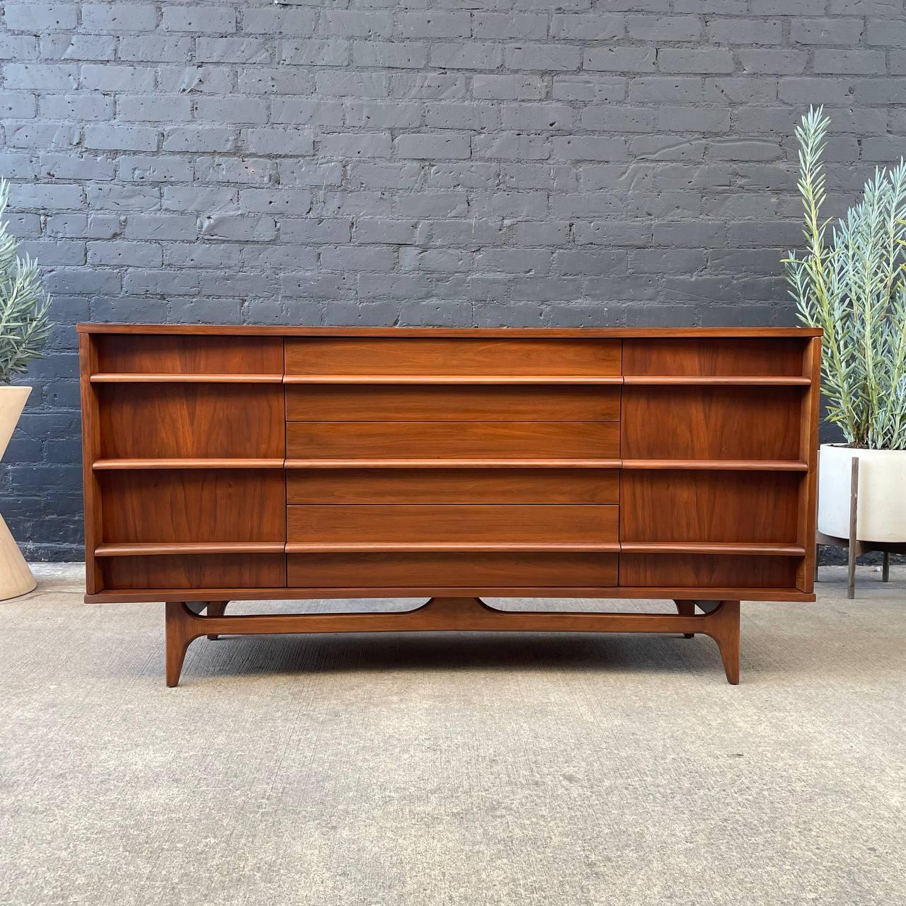 Newly Refinished - Mid-Century Modern Curved-Front Walnut Credenza

With over 15 years of experience, our workshop has followed a careful process of restoration, showcasing our passion and creativity for vintage designs that can seamlessly be