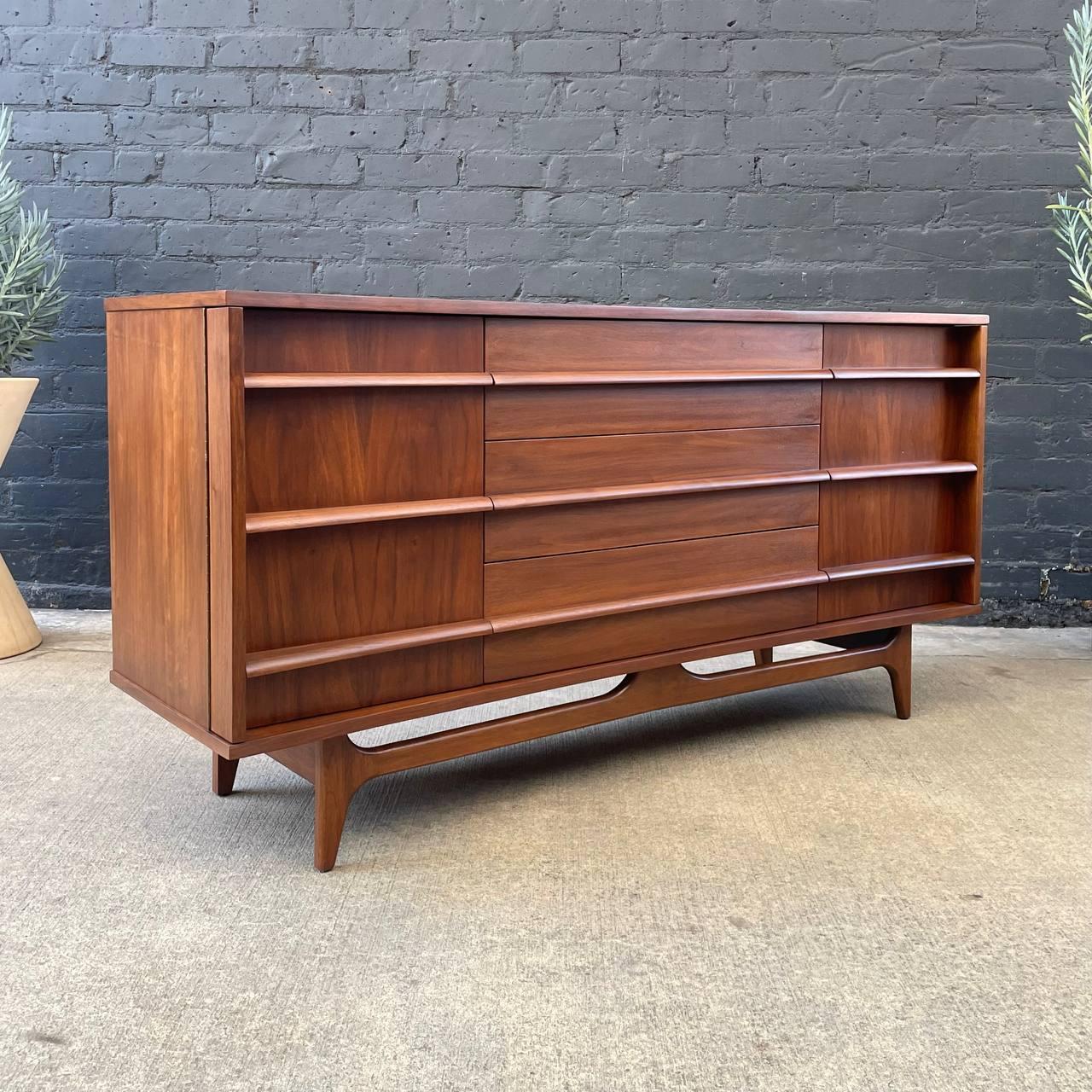 Newly Refinished - Mid-Century Modern Curved-Front Walnut Credenza In Good Condition In Los Angeles, CA