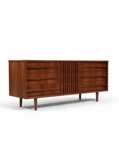 Recién Acabada - Cómoda Moderna de Mitad de Siglo con Frente Curvo de Nogal