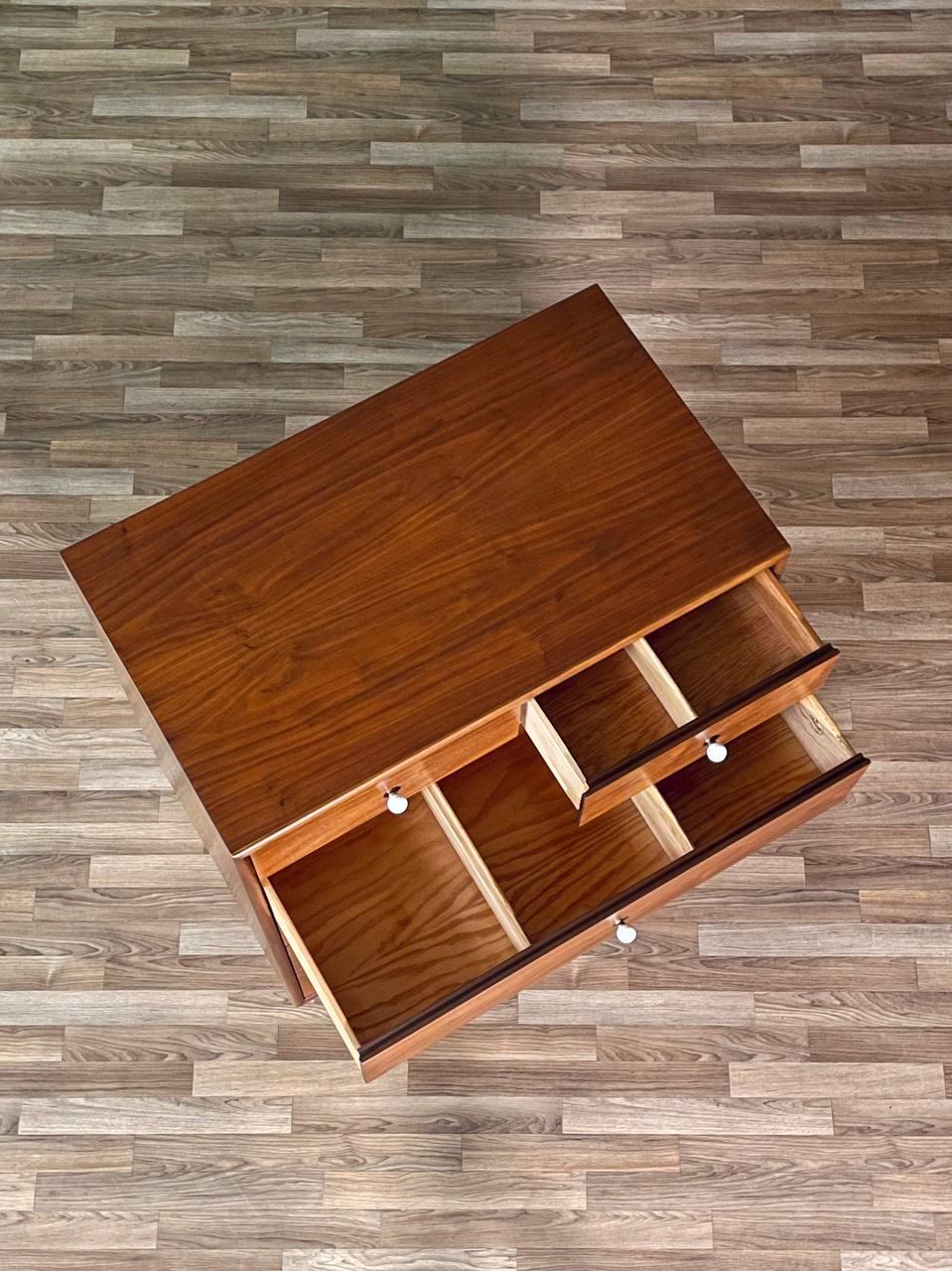 Neu lackiert - Mid-Century Modern 