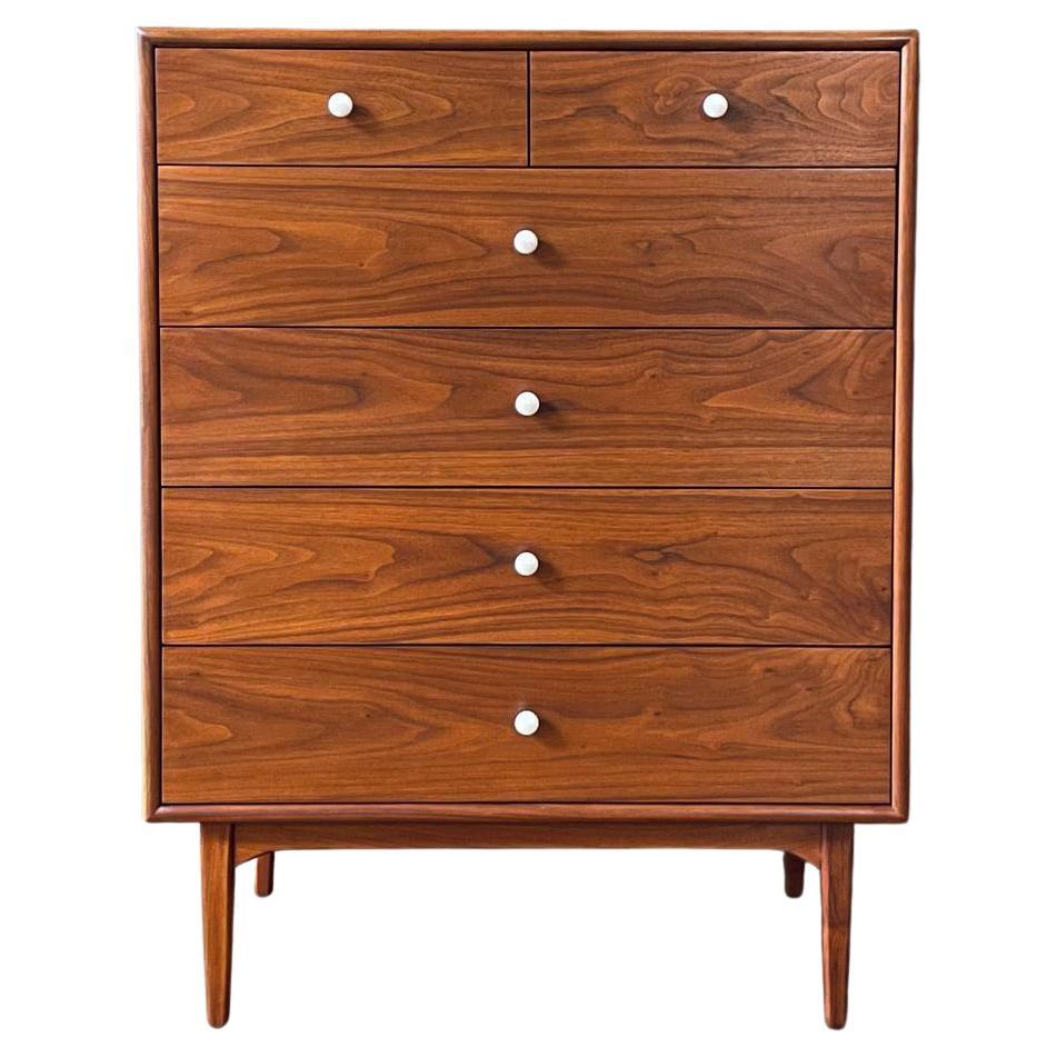 Neu lackiert - Mid-Century Modern "Declaration" Highboy Kommode im Angebot