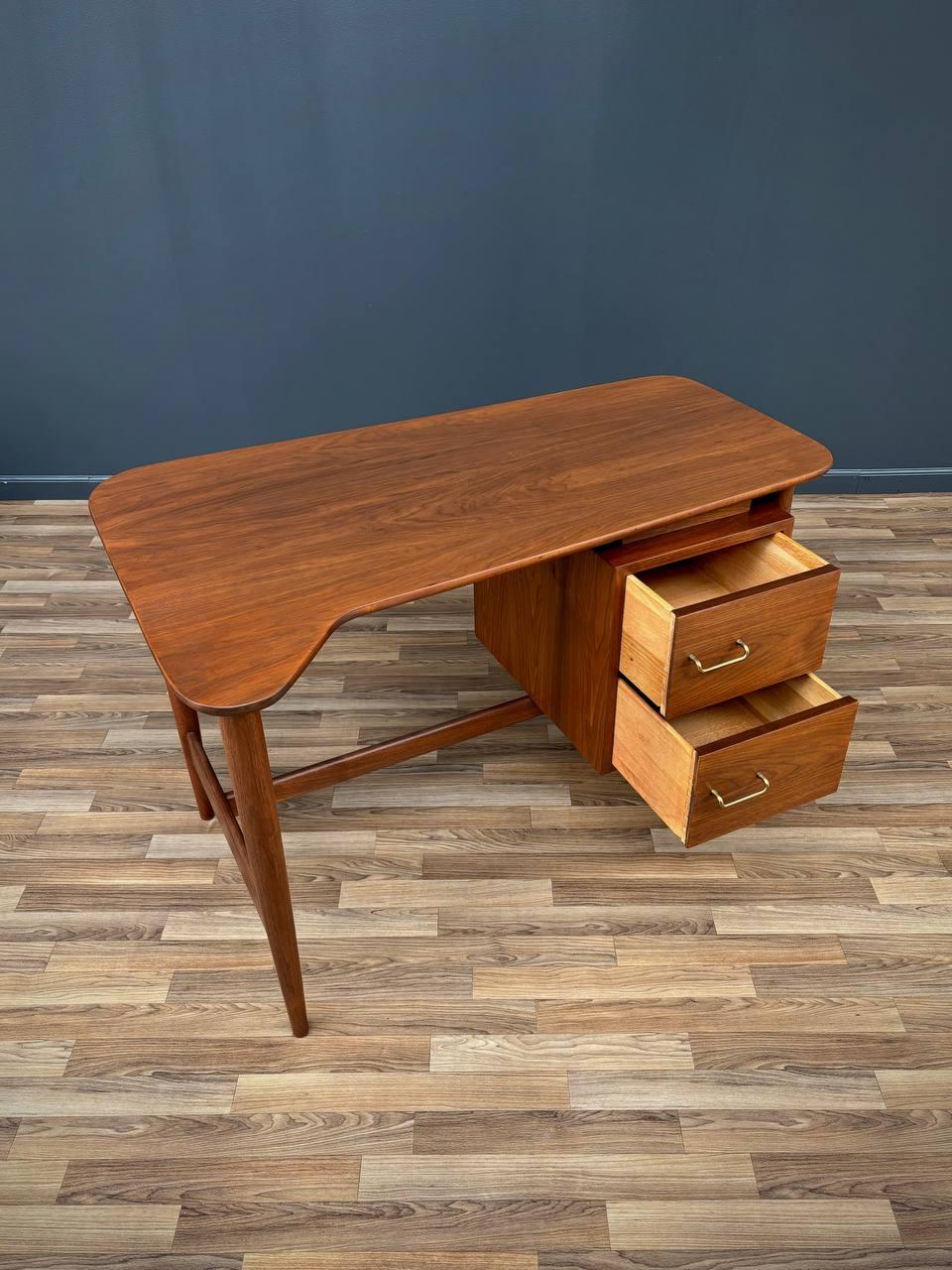 Newly Refinished - Mid-Century Modern Desk by Merton Gershun  In Excellent Condition For Sale In Los Angeles, CA