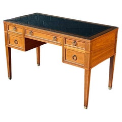 Neu lackiert – Mid-Century Modern-Schreibtisch mit Lederplatte von Milling Road, neu lackiert