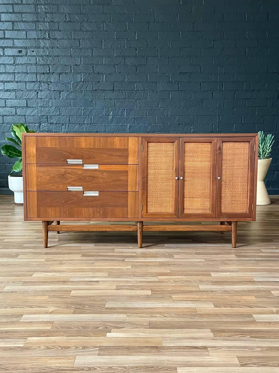 With over 15 years of experience, our workshop has followed a careful process of restoration, showcasing our passion and creativity for vintage designs that can seamlessly be incorporated with many interior decors. Enjoy! :)

Expertly Refinished,