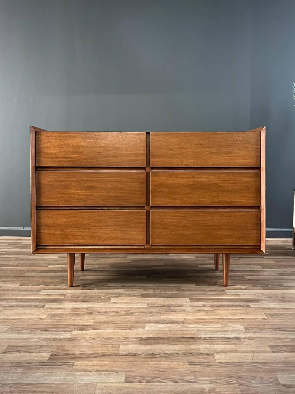 Avec plus de 15 ans d'expérience, notre atelier a suivi un processus de restauration minutieux, mettant en valeur notre passion et notre créativité pour les designs vintage qui peuvent s'intégrer de manière transparente à de nombreux décors