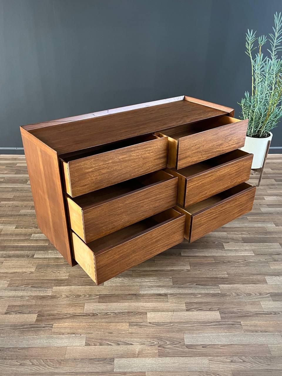 Milieu du XXe siècle Commode moderne du milieu du siècle dernier de Morris of California récemment restaurée