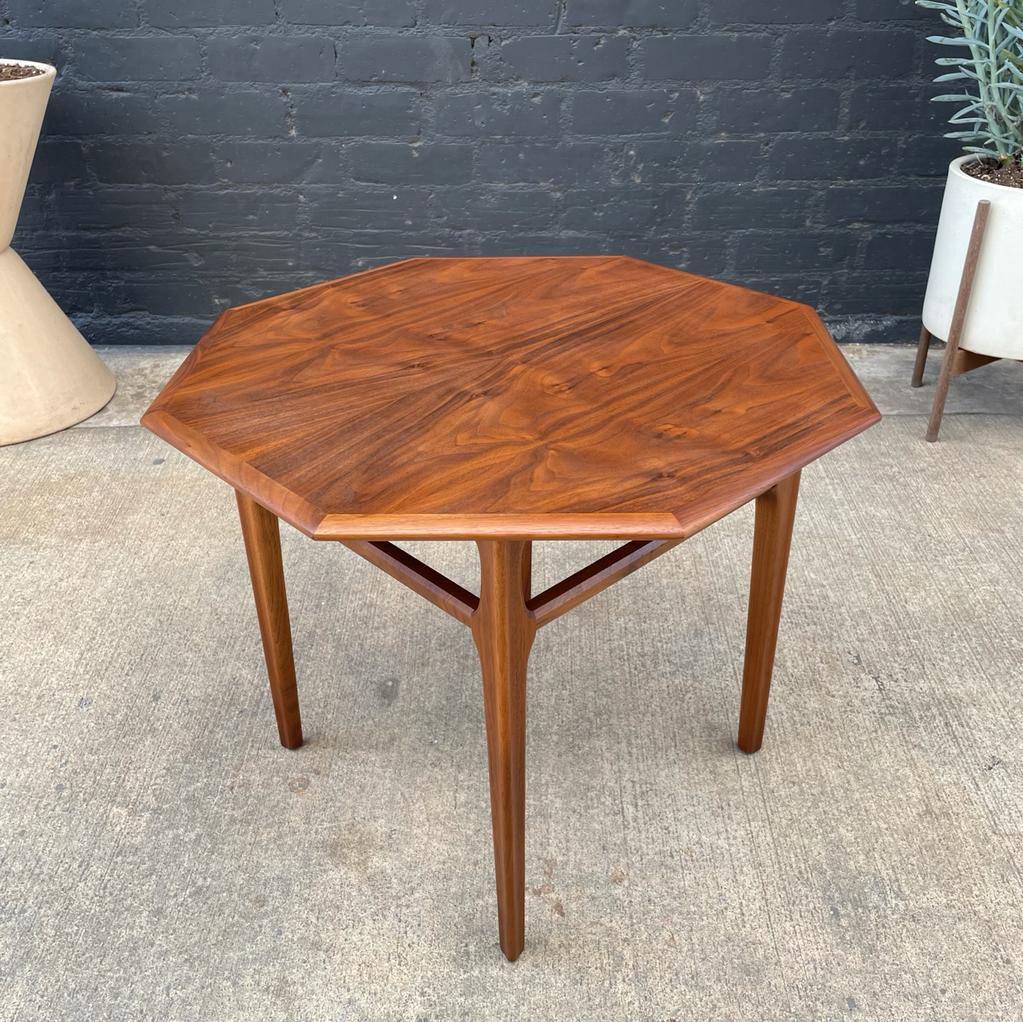 Newly Refinished - Mid-Century Modern End / Side Table by Mersman

With over 15 years of experience, our workshop has followed a careful process of restoration, showcasing our passion and creativity for vintage designs that can seamlessly be