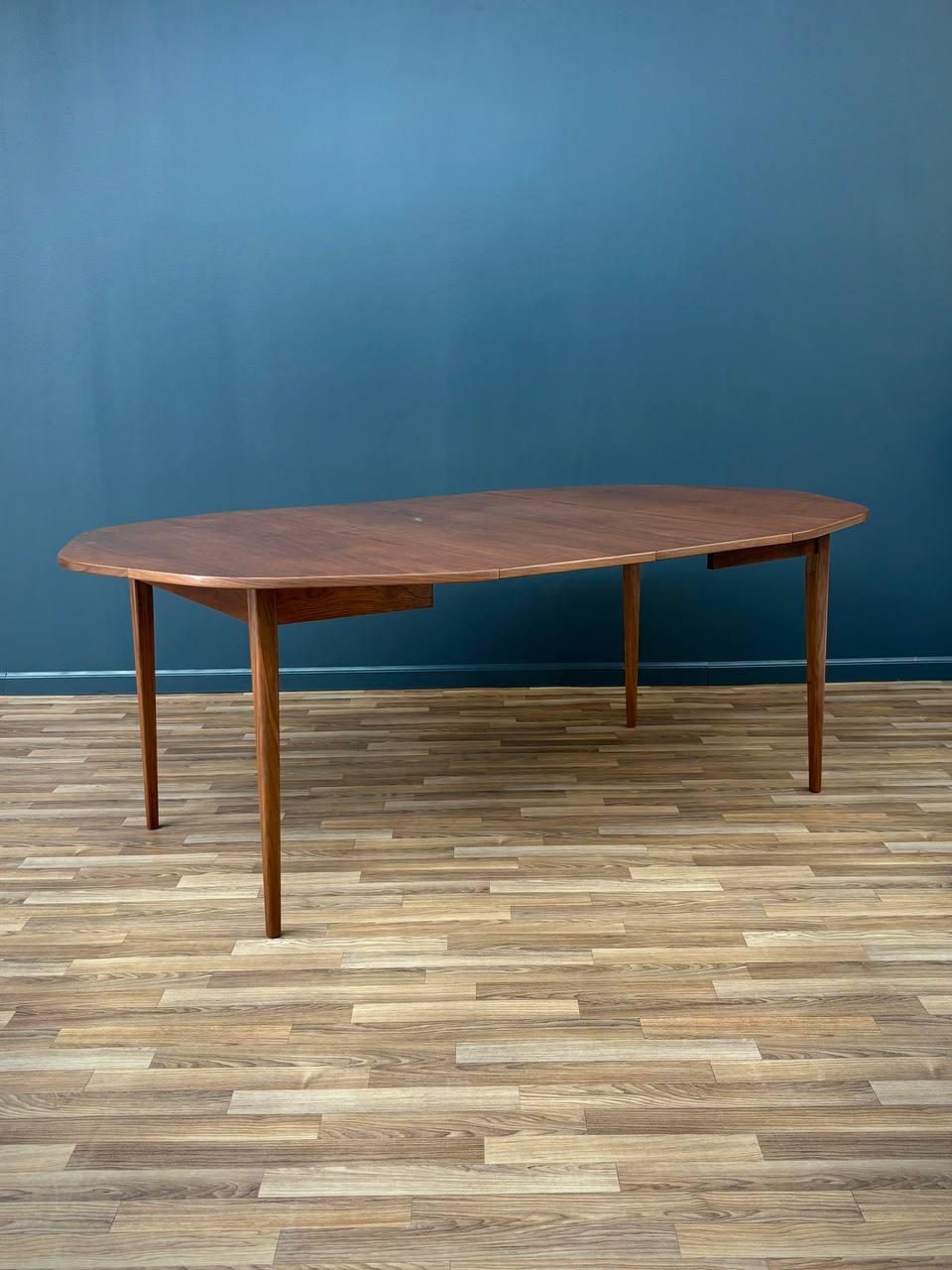 American Newly Refinished - Mid-Century Modern Expanding Octagonal Walnut Dining Table For Sale