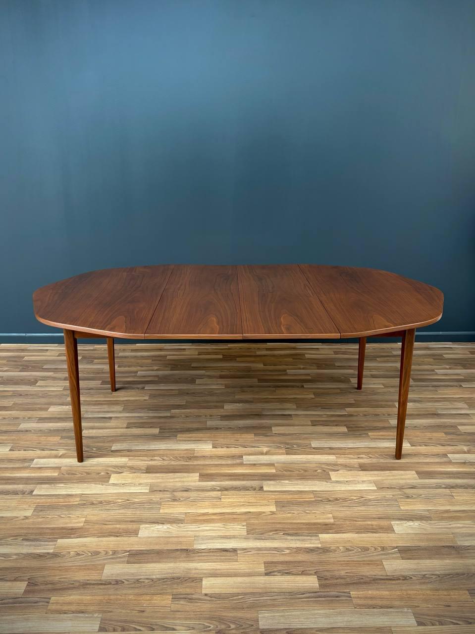 Newly Refinished - Mid-Century Modern Expanding Octagonal Walnut Dining Table In Excellent Condition For Sale In Los Angeles, CA