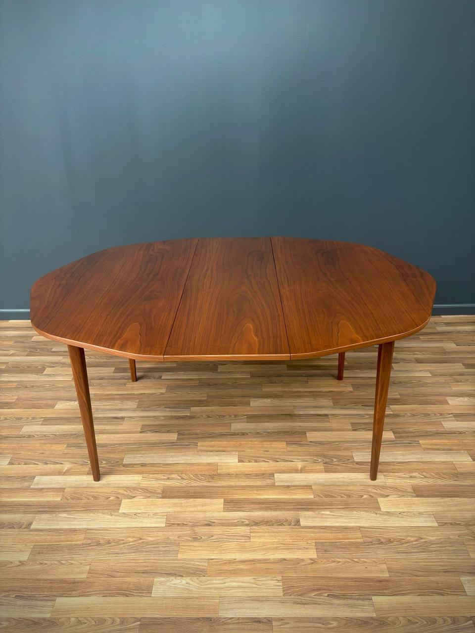 Milieu du XXe siècle Table de salle à manger octogonale extensible en noyer, modernité du milieu du siècle dernier. en vente
