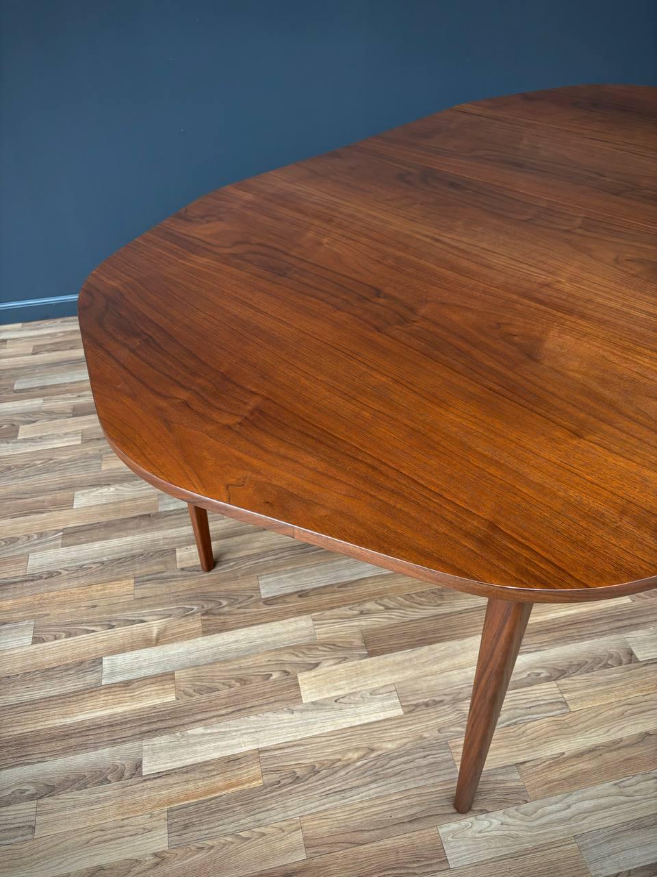 Newly Refinished - Mid-Century Modern Expanding Octagonal Walnut Dining Table For Sale 3