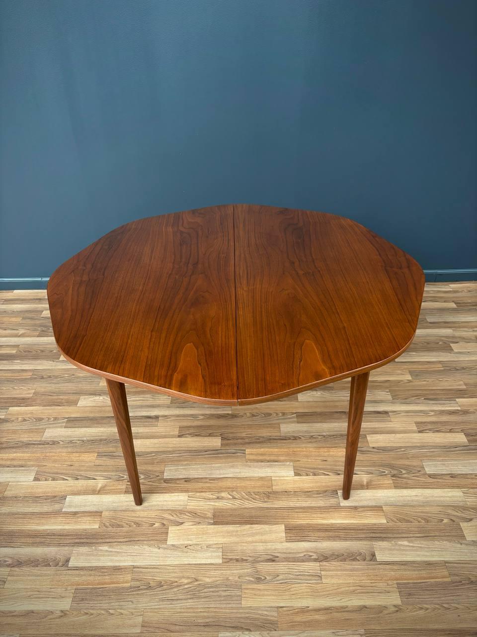 Newly Refinished - Mid-Century Modern Expanding Octagonal Walnut Dining Table For Sale 4
