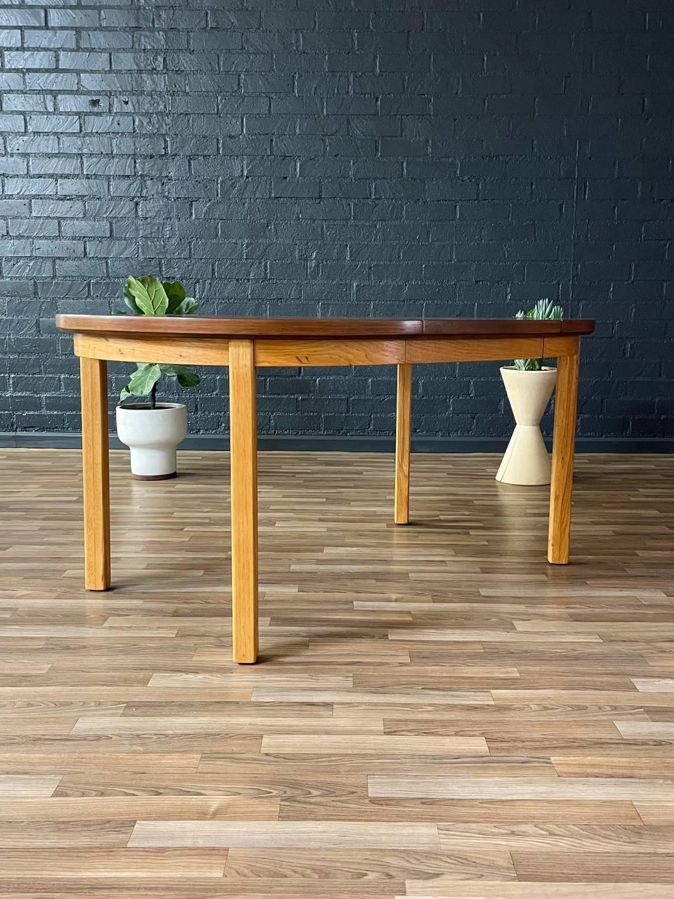Mid-Century Modern Nouvellement repeinte - Table de salle à manger extensible bicolore de The Moderns Modernity par Drexel en vente