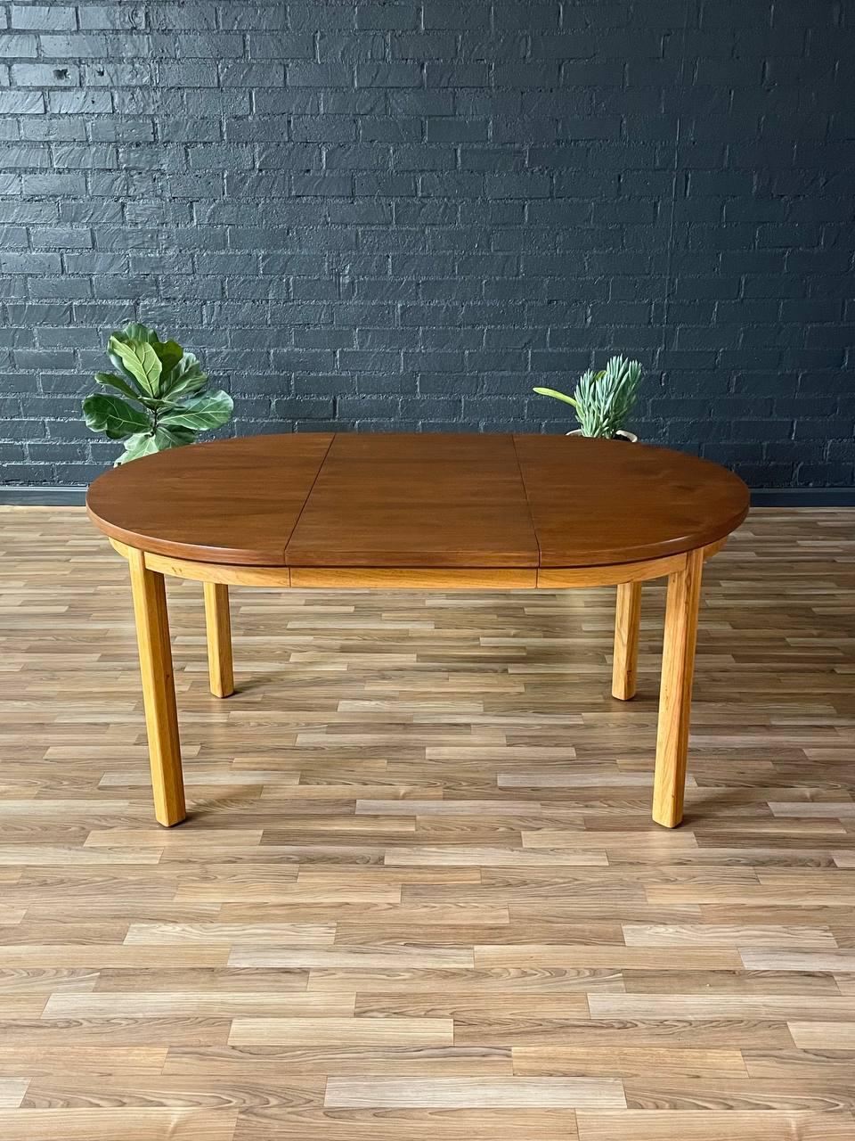 Américain Nouvellement repeinte - Table de salle à manger extensible bicolore de The Moderns Modernity par Drexel en vente