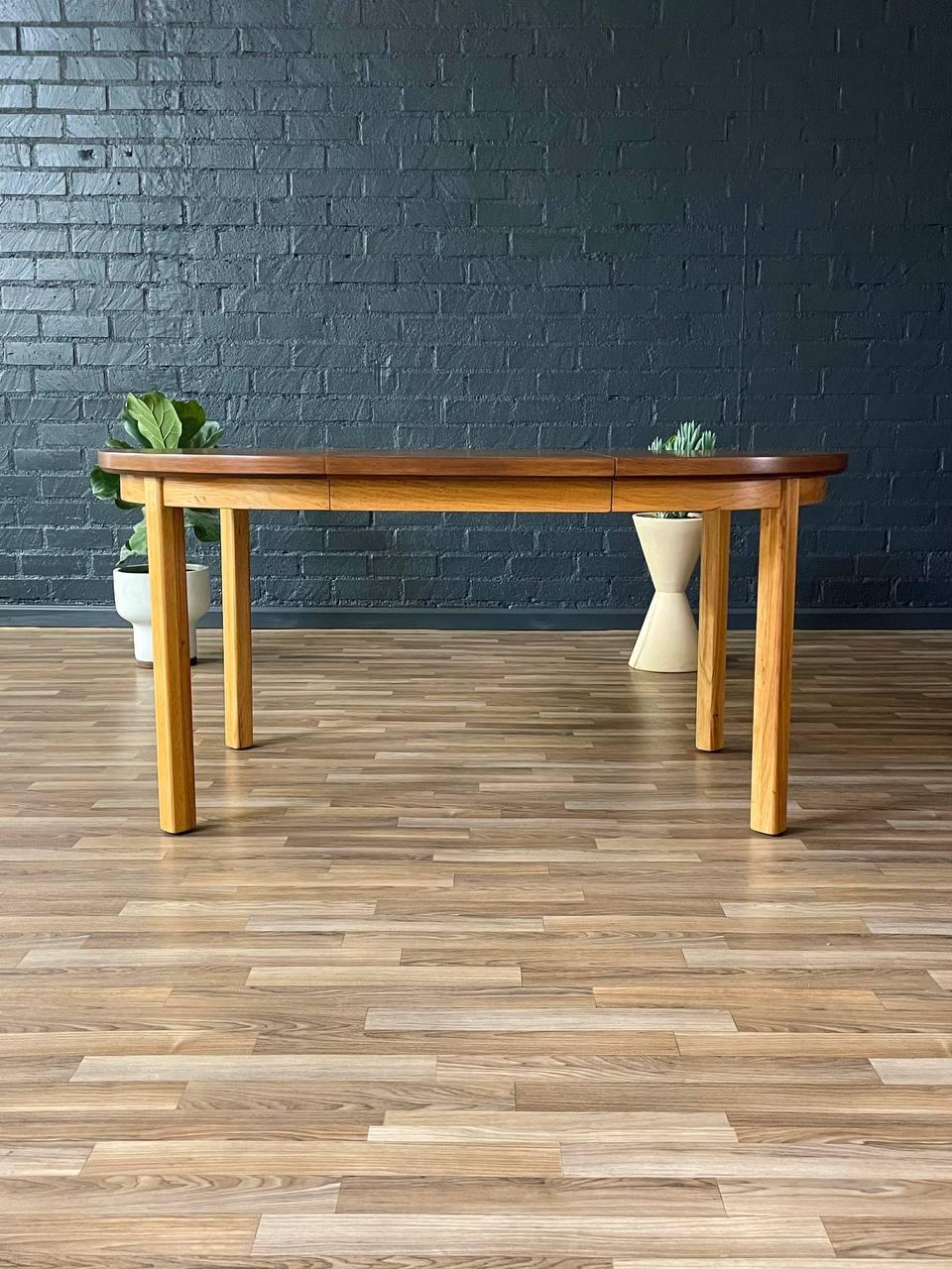 Nouvellement repeinte - Table de salle à manger extensible bicolore de The Moderns Modernity par Drexel Excellent état - En vente à Los Angeles, CA