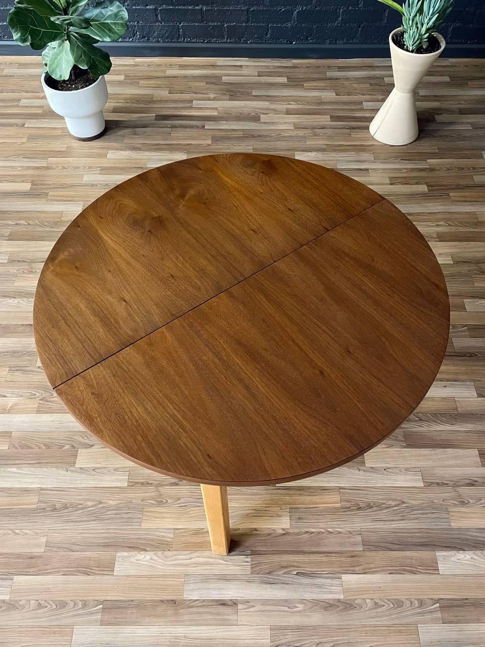 Chêne Nouvellement repeinte - Table de salle à manger extensible bicolore de The Moderns Modernity par Drexel en vente