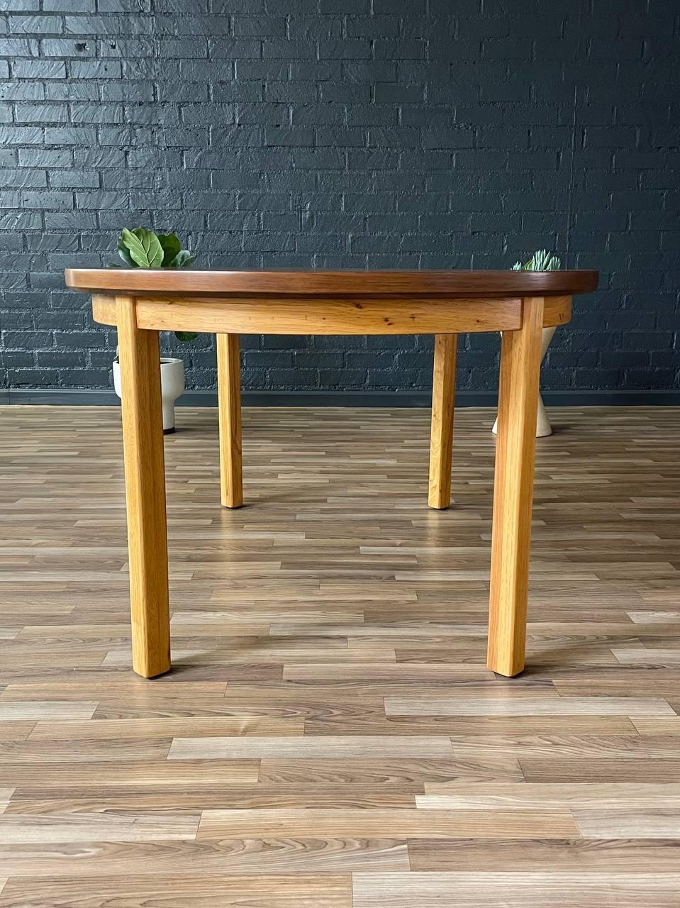 Nouvellement repeinte - Table de salle à manger extensible bicolore de The Moderns Modernity par Drexel en vente 1