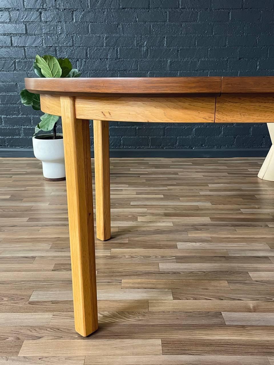 Nouvellement repeinte - Table de salle à manger extensible bicolore de The Moderns Modernity par Drexel en vente 2