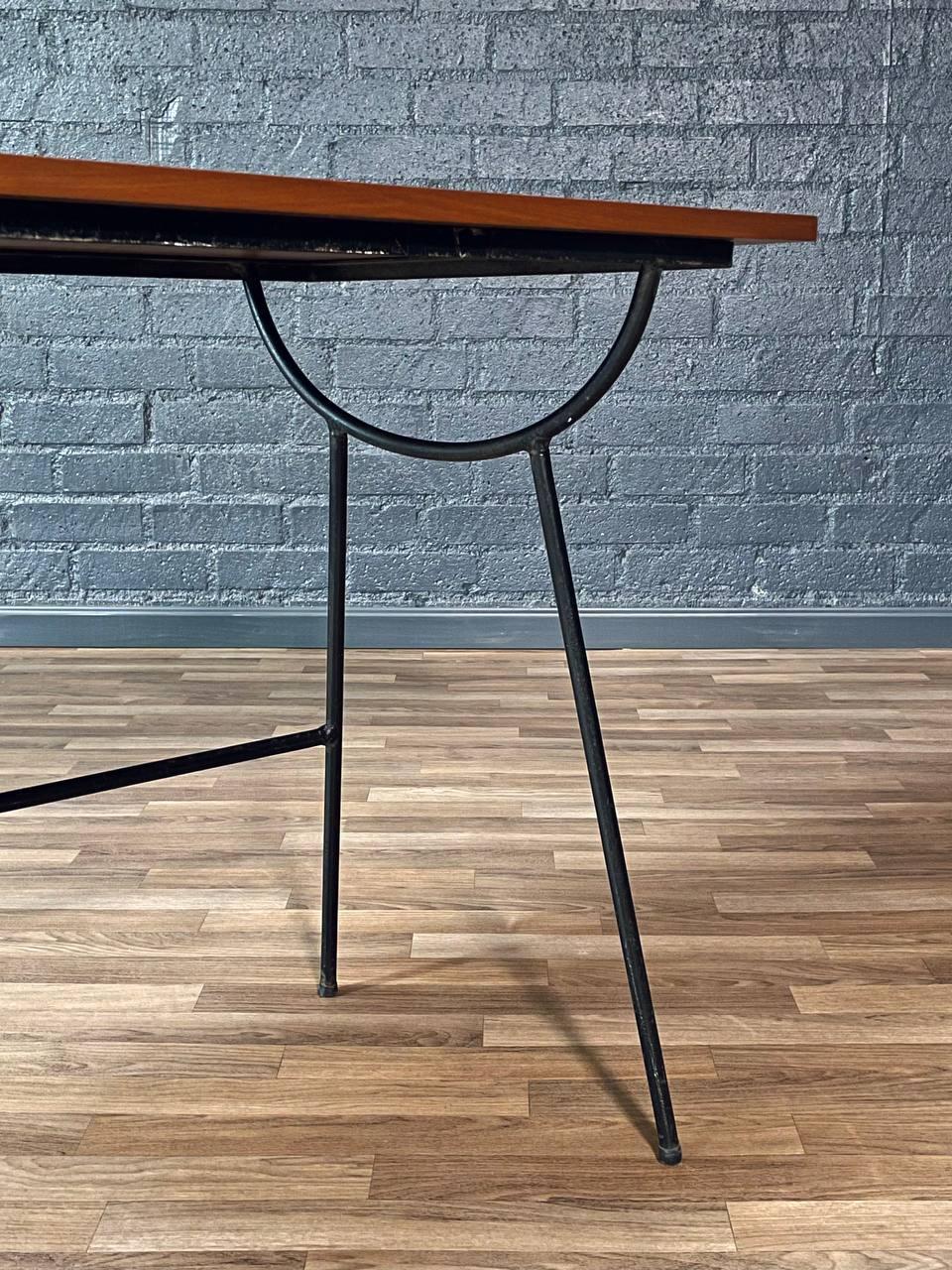 Appena rifinito - Scrivania moderna di metà secolo con piano flottante in ferro e noce in vendita 3