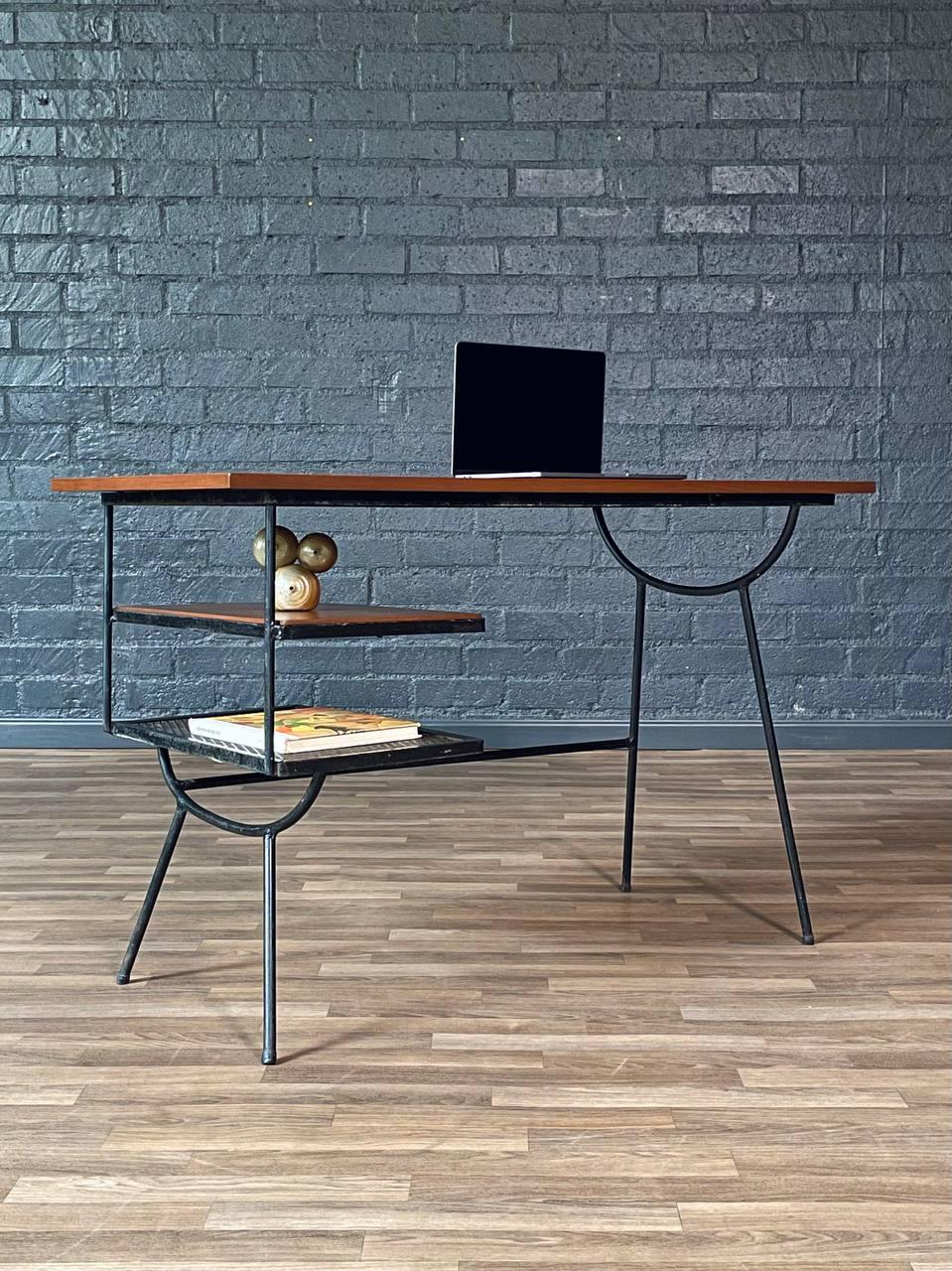 Mid-Century moderno Appena rifinito - Scrivania moderna di metà secolo con piano flottante in ferro e noce in vendita