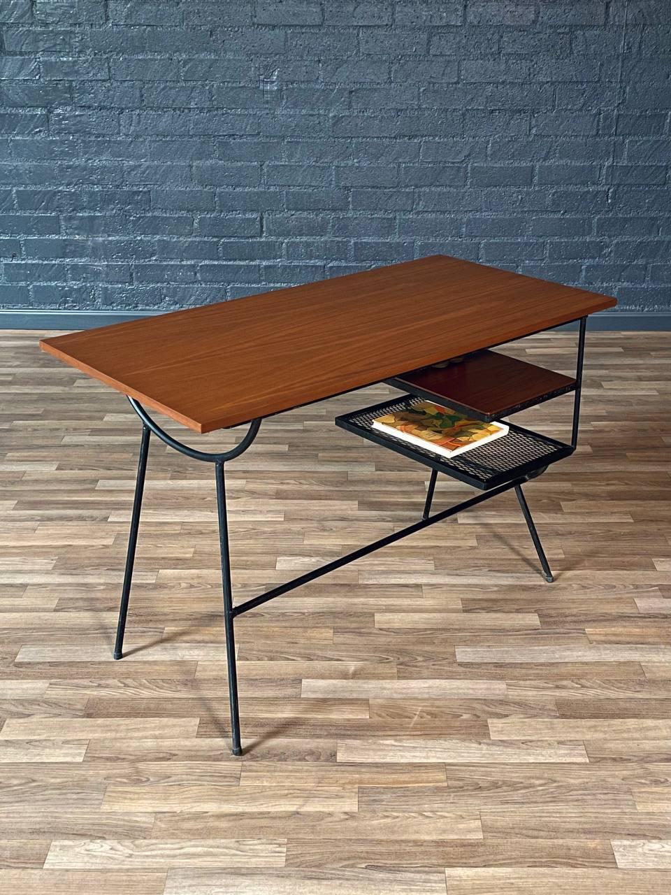 Americano Appena rifinito - Scrivania moderna di metà secolo con piano flottante in ferro e noce in vendita