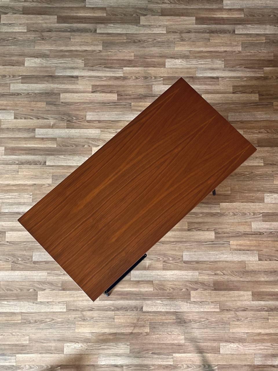 Appena rifinito - Scrivania moderna di metà secolo con piano flottante in ferro e noce In condizioni ottime in vendita a Los Angeles, CA